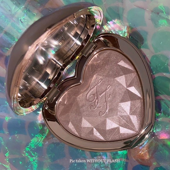 TOO FACED Love Light BLINDED BY LIGHT Highlighter - Picture 6 of 14
